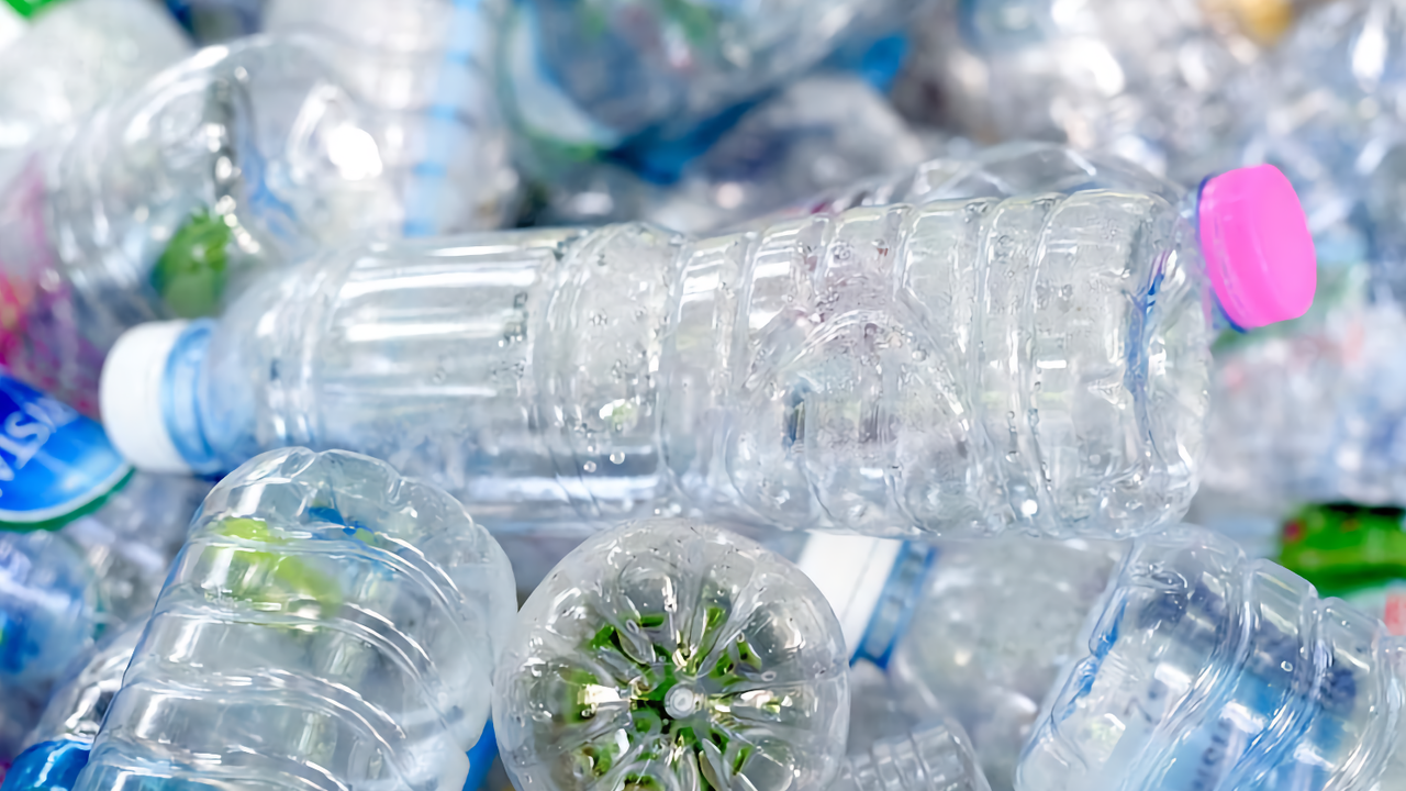 Senzační novinka v energetickém průmyslu: v Japonsku byl objeven materiál, který může nahradit ropu a být použit k výrobě plastů.