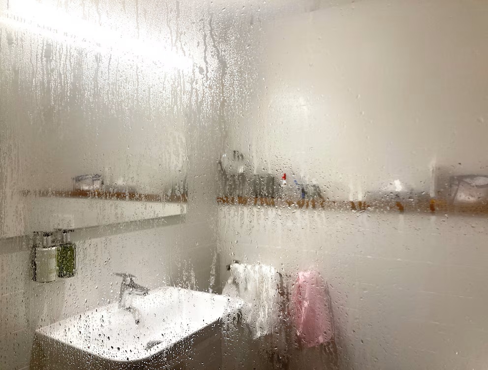 Sbohem, skleněné sprchové kouty: luxusní hotely nám přinášejí trend, který zabraňuje vzniku plísní v koupelnách