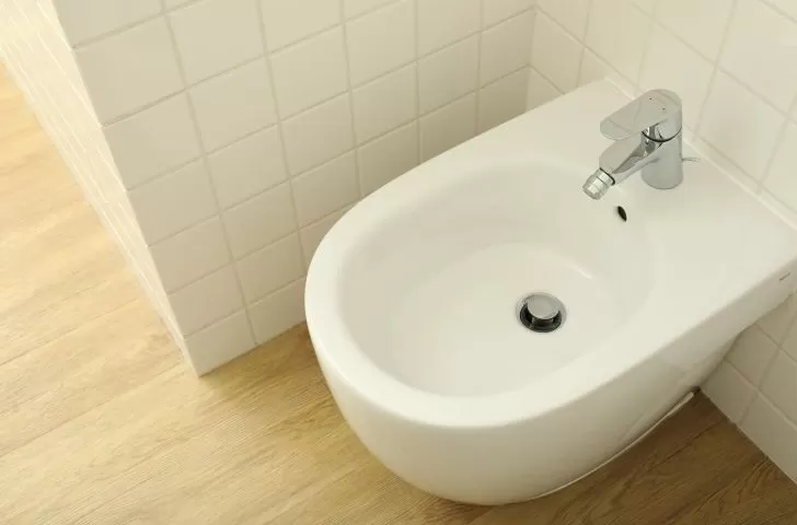 Ani ocet, ani soda: nejlepší způsob, jak odstranit vodní kámen z kohoutků a toalety