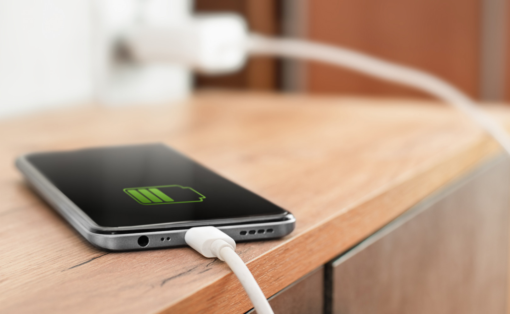 Má smysl zapínat režim letadlo při nabíjení mobilního telefonu?