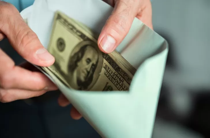 Spojené státy převedou více než 10 000 dolarů na bankovní účty všech osob, které splňují tyto požadavky