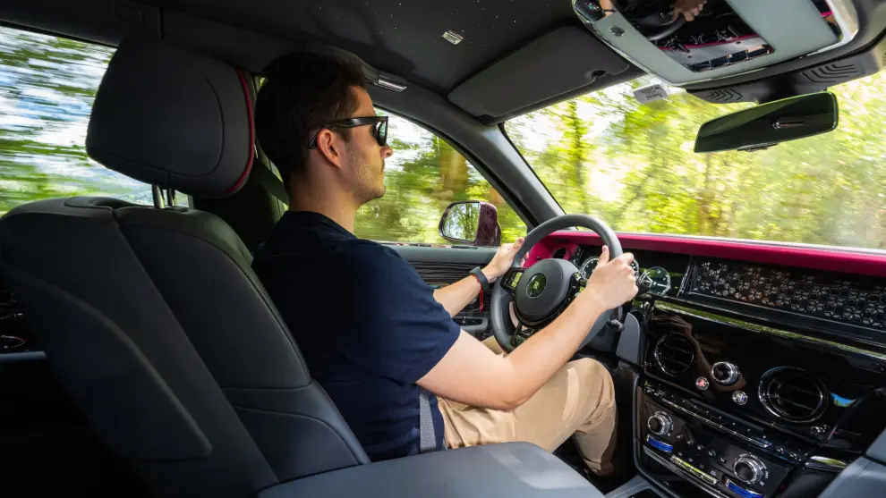 Testoval jsem majestátní Rolls-Royce Phantom v roce jeho 100. výročí: „Není to jen luxusní auto, je to samostatný svět na kolech.“