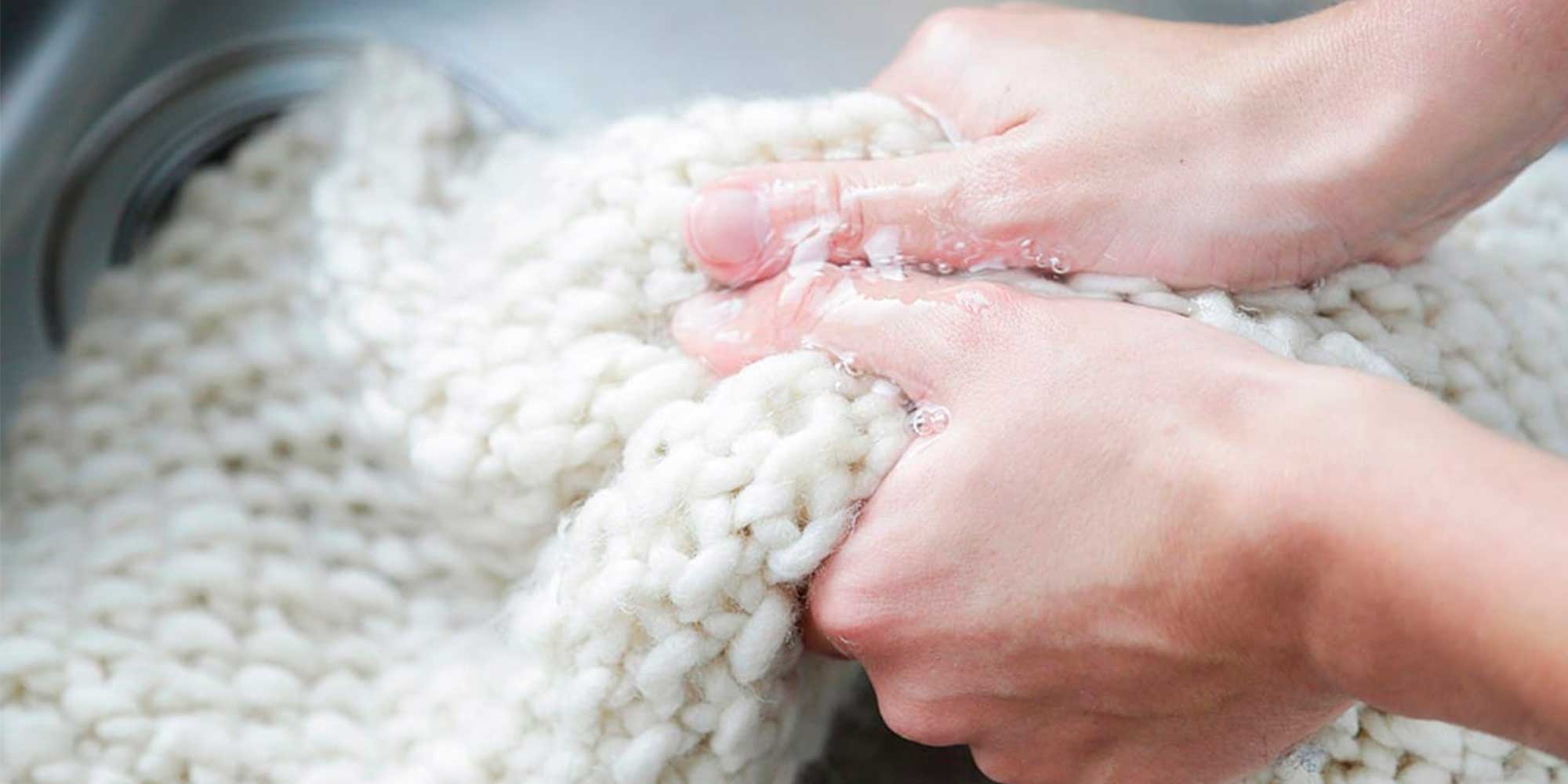 Jak prát vlněnou deku: všechny metody, které ji nepoškodí