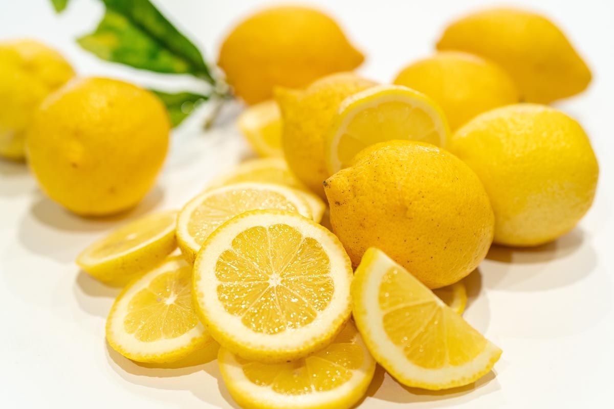 Proč se doporučuje uchovávat citronovou kůru v ledničce a k čemu se používá