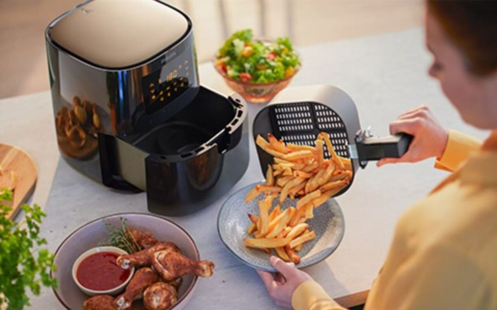 Trouba nebo horkovzdušná fritéza: porovnejme je, abychom zjistili, která z nich spotřebovává více energie a zvyšuje vaše účty za elektřinu.