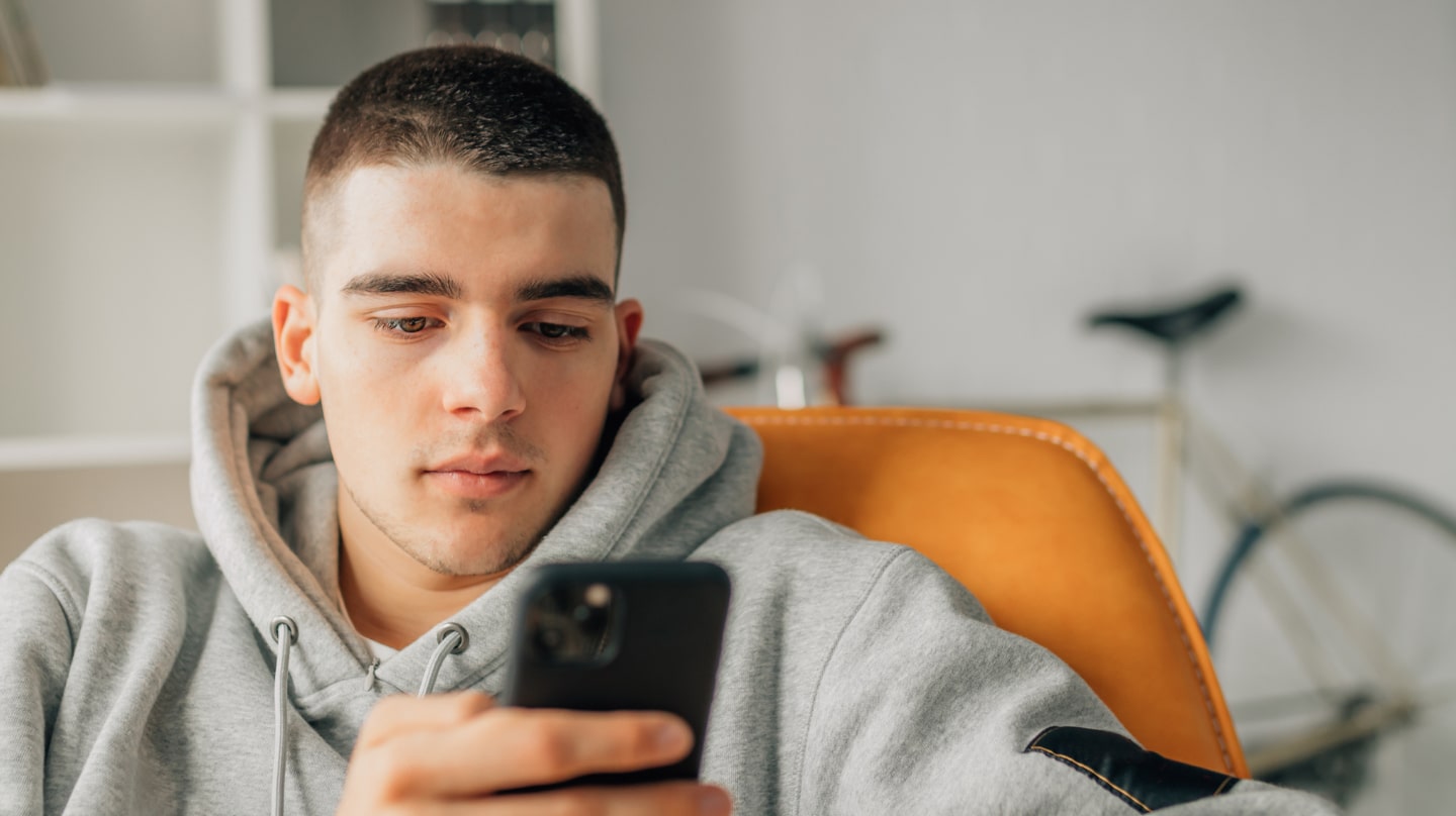 Teenageři si z ChatGPT udělali svůj osobní deník, ale nebezpečí je zřejmé: „Může to přispívat k izolaci a učit mladé lidi nepřijímat protiklady, čímž je dostává do pasti potvrzení.“