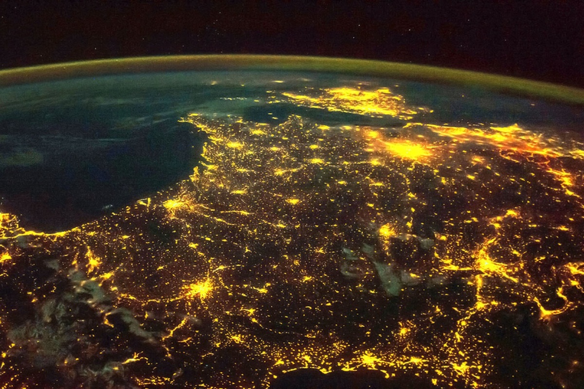 Postupně se astronauti stali svědky radikální proměny: města už nejsou žlutá.