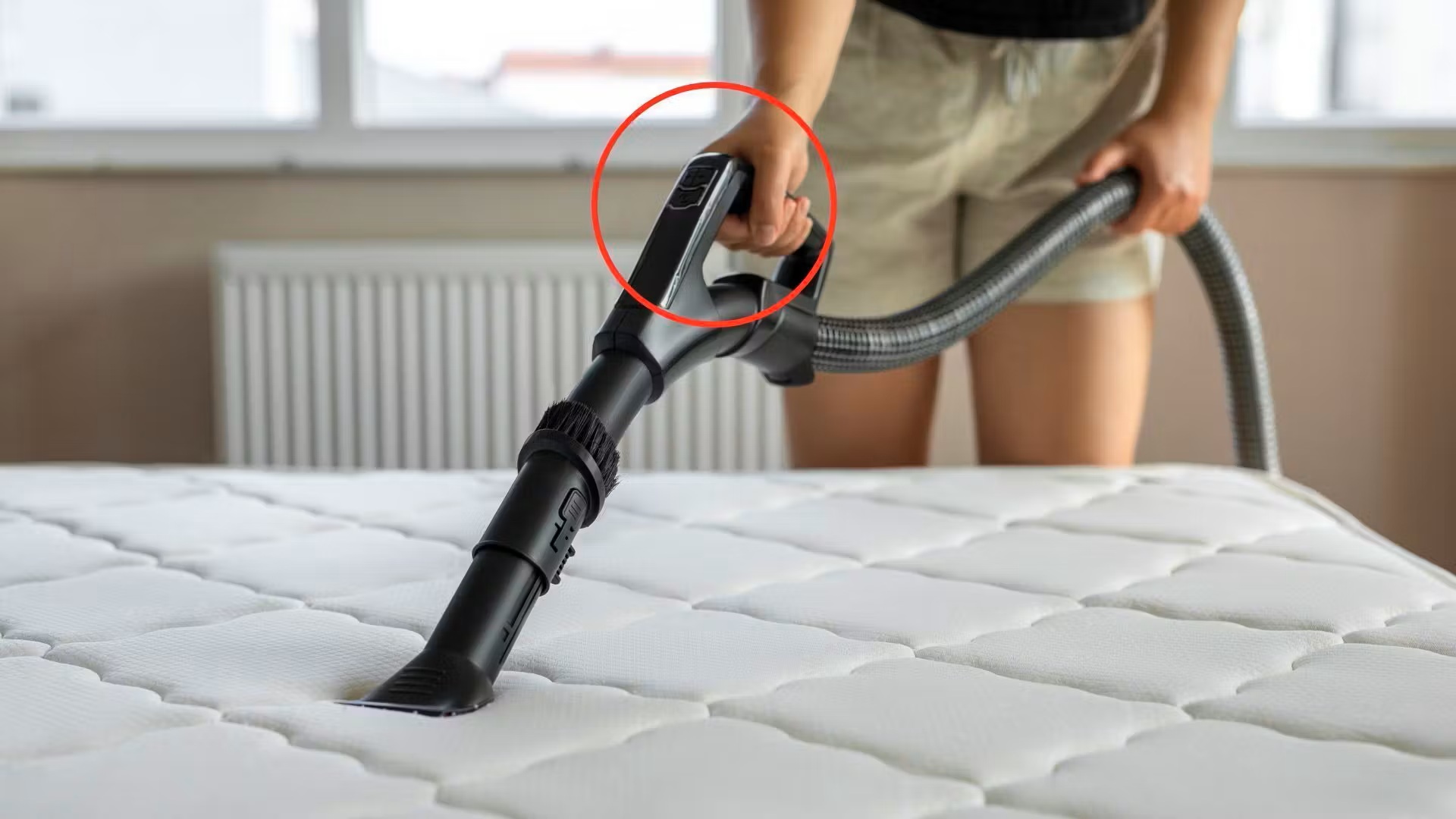 K čemu slouží malý otvor na rukojeti vysavače?