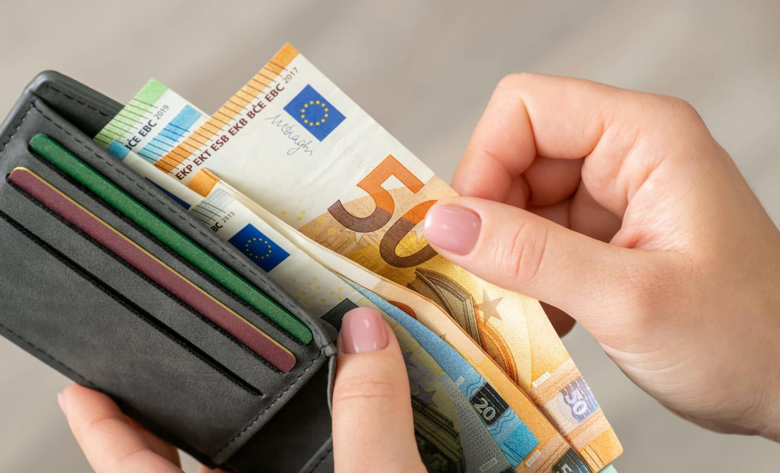 Co znamená třídění bankovek od nejvyšší po nejnižší nominální hodnotu z hlediska psychologie a umělé inteligence?