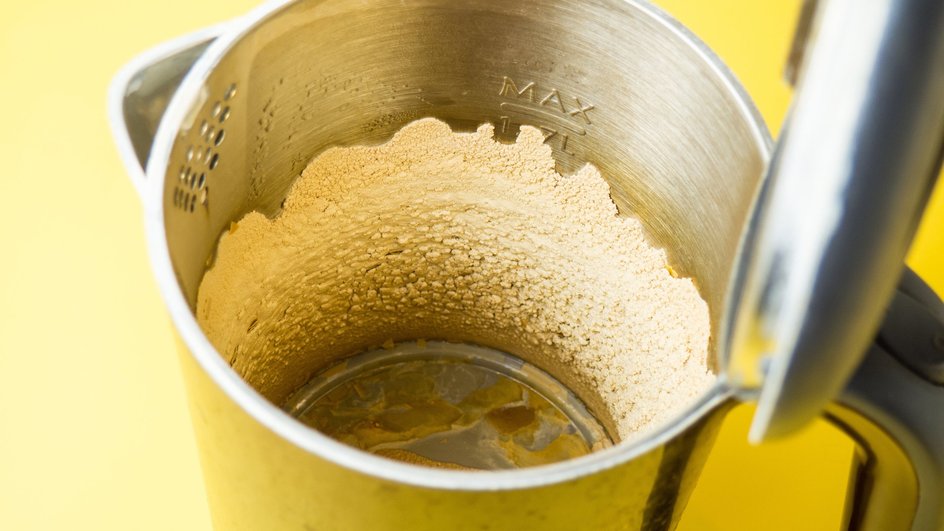 Ani ocet, ani soda: jak odstranit vodní kámen z rychlovarné konvice během několika minut