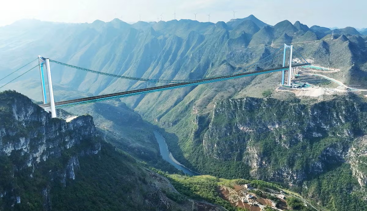Otevřen nejdelší visutý most na světě: tyčí se ve výšce více než 600 metrů nad řekou