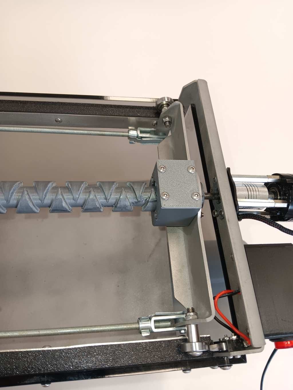 Studenti patentovali autonomní systém, který čistí septiky bez připojení k elektrické síti díky hydraulické energii