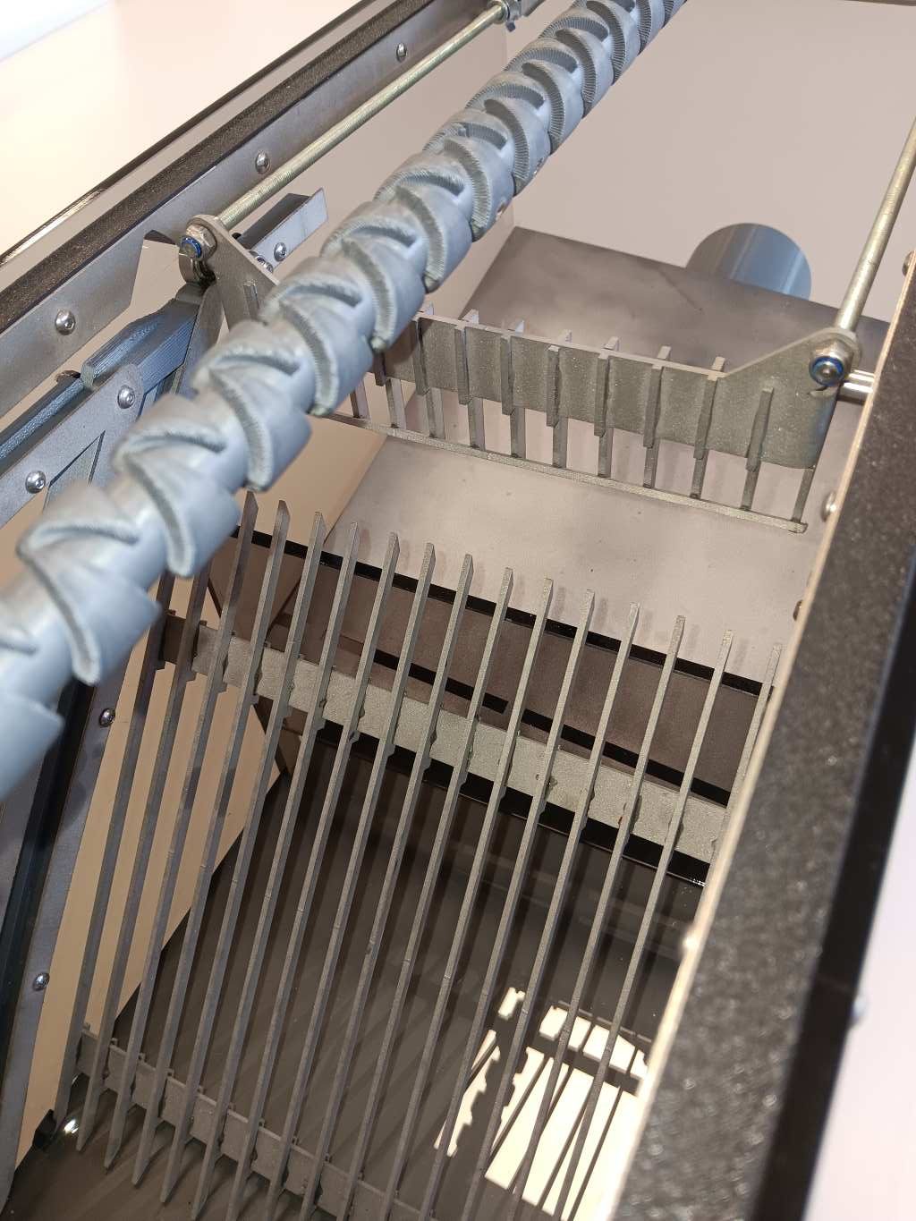 Studenti patentovali autonomní systém, který čistí septiky bez připojení k elektrické síti díky hydraulické energii