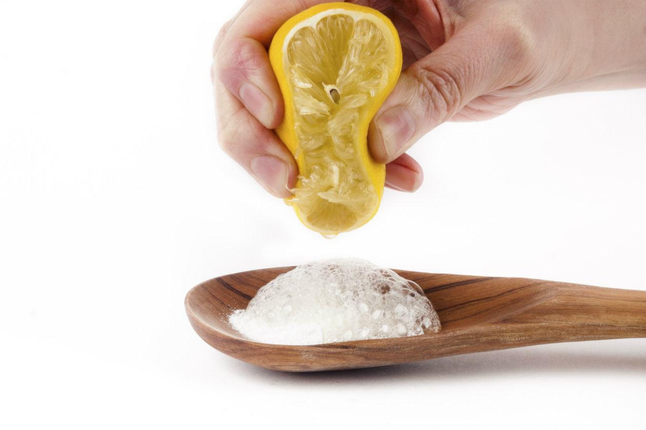 Smíchání bikarbonátu, octa a citronu: proč se to doporučuje a k čemu to slouží