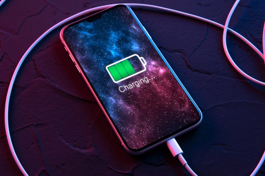 Využijte tento trik, abyste svůj mobilní telefon nabili mnohem rychleji: stačí stisknout tlačítko, které je na všech telefonech, a baterie se nabije na maximum v co nejkratším čase.