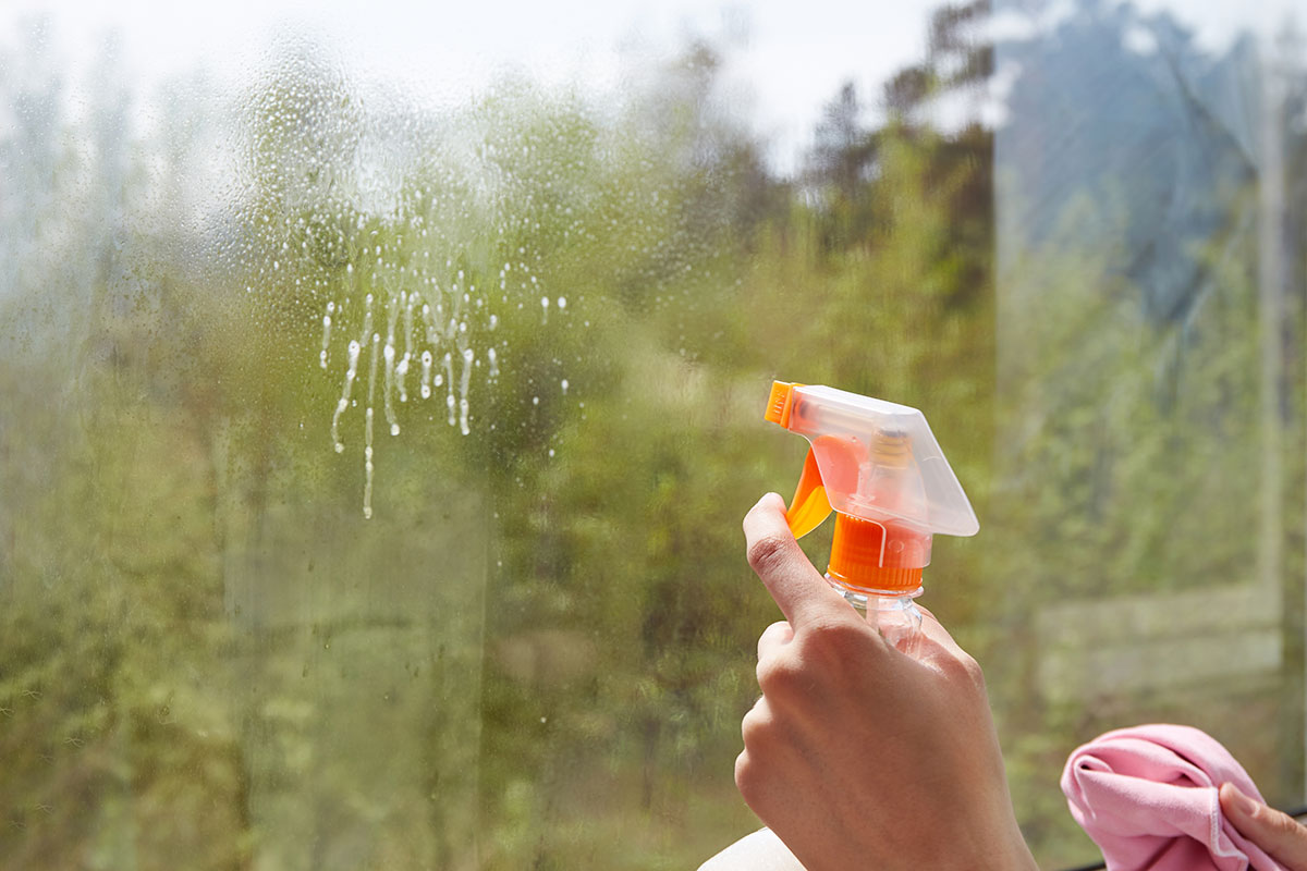 Stačí přidat lžíci přípravku do čisticí vody a vaše okna budou celou zimu zářivě čistá.