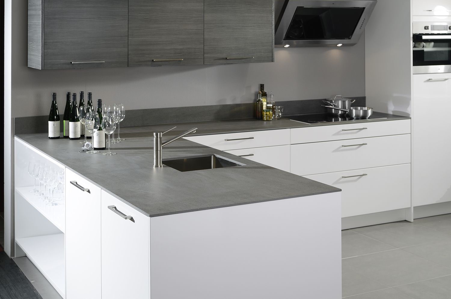 Radikální změna kuchyňské desky bez renovace: technika, která ji v mžiku promění v novou