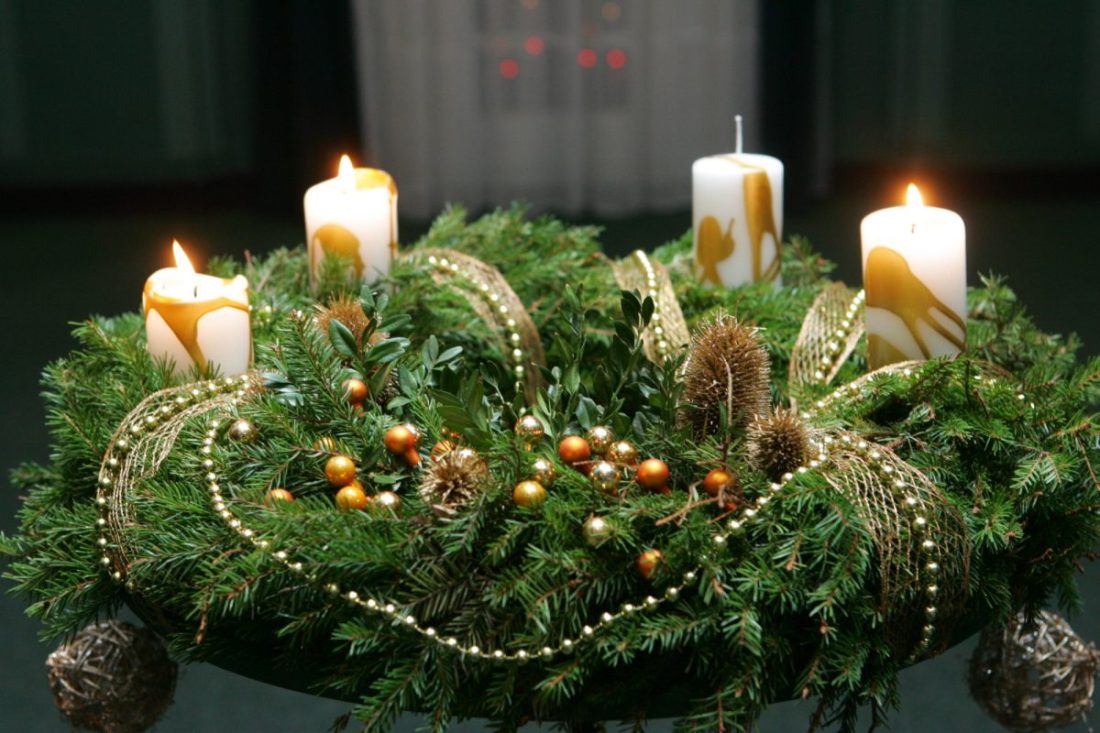 Vánoční věnce se nevisí na vstupní dveře: 7 příkladů, jak je lze umístit elegantně a originálně