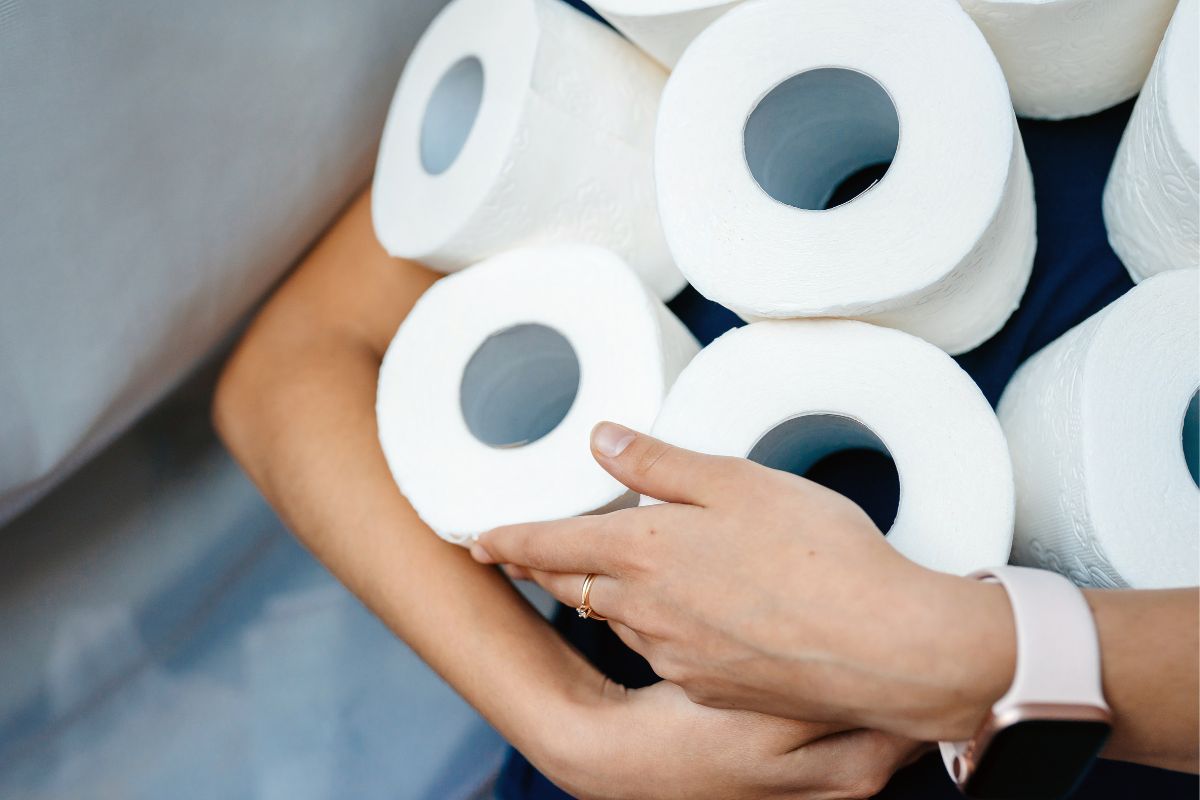 Neskladujte toaletní papír v koupelně. Existuje pro to velmi pádný důvod.