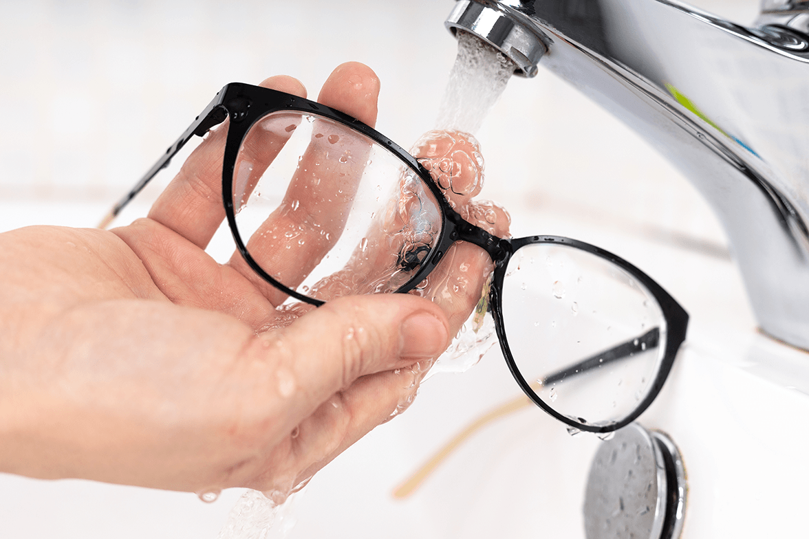 Bez ubrousku nebo mikrovlákna – optik odhaluje chytrý trik na čištění brýlí