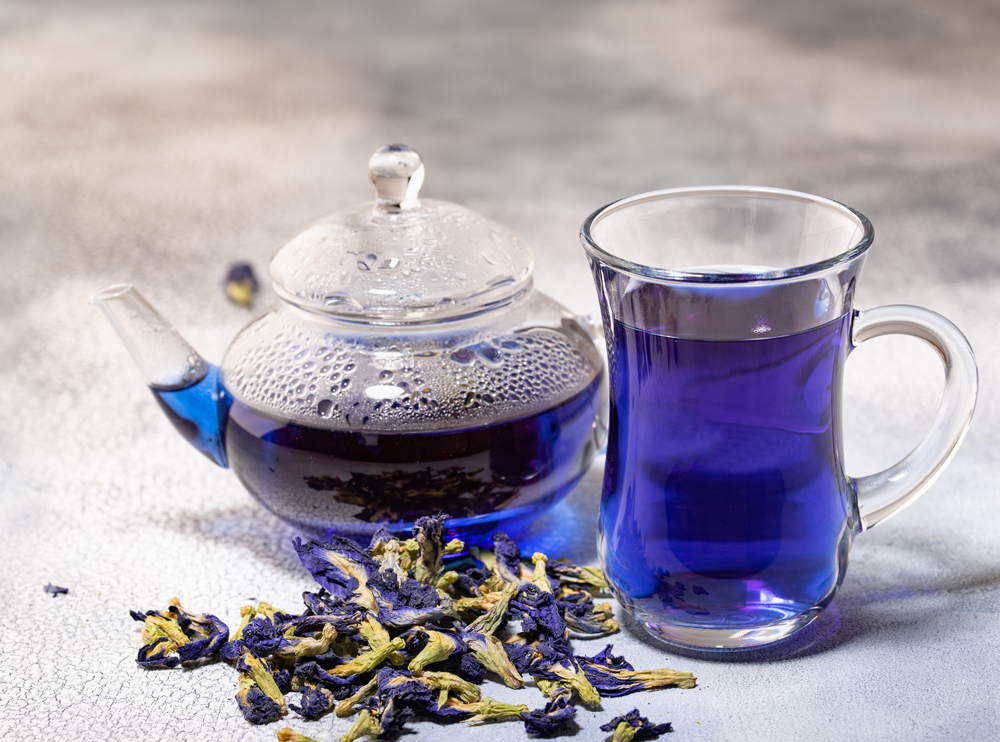 Modrý elixír proti stresu, únavě a pro paměť. Co dokáže čaj Butterfly Pea Tea?