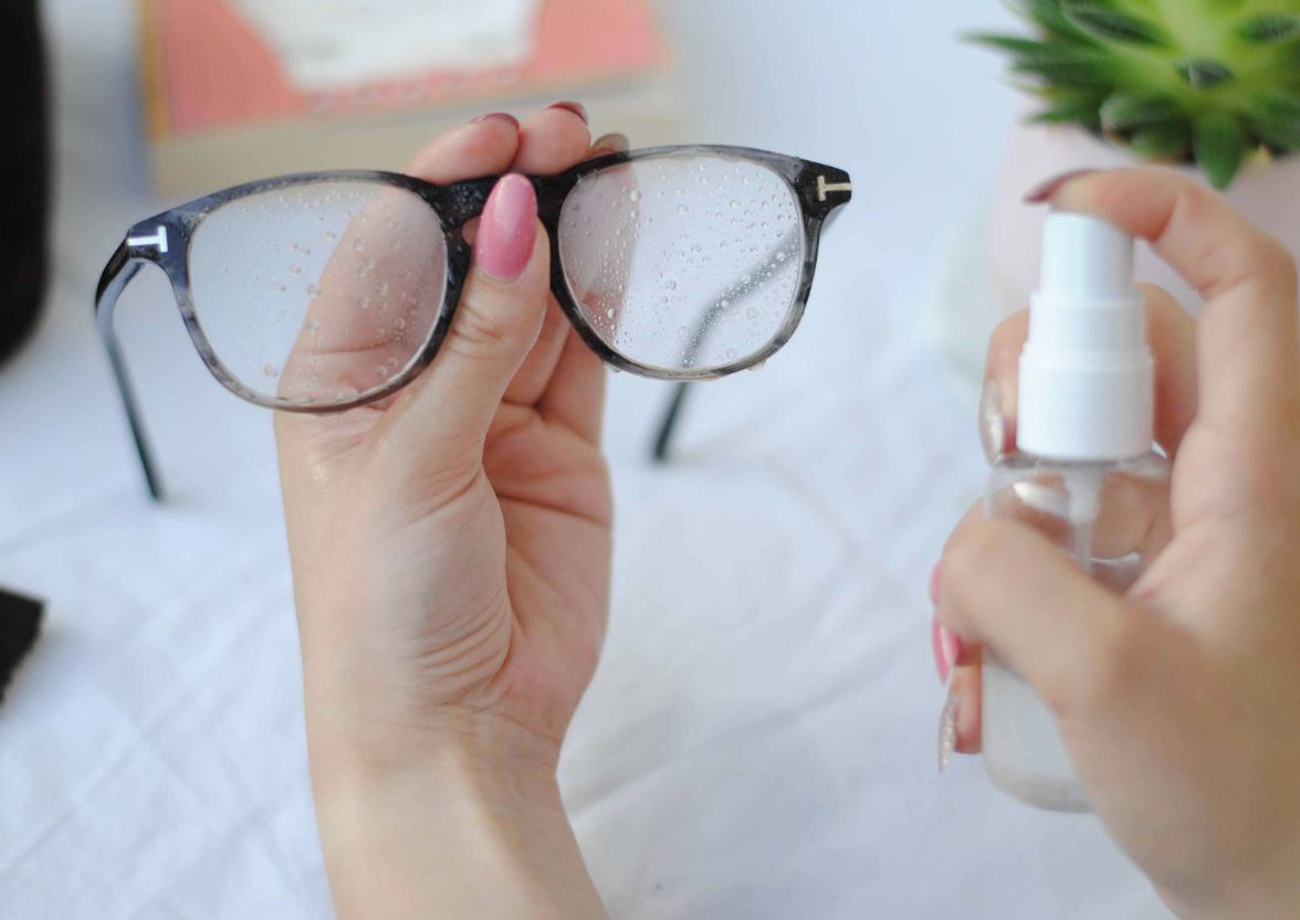 Bez ubrousku nebo mikrovlákna – odhalujeme tajný trik na čištění brýlí