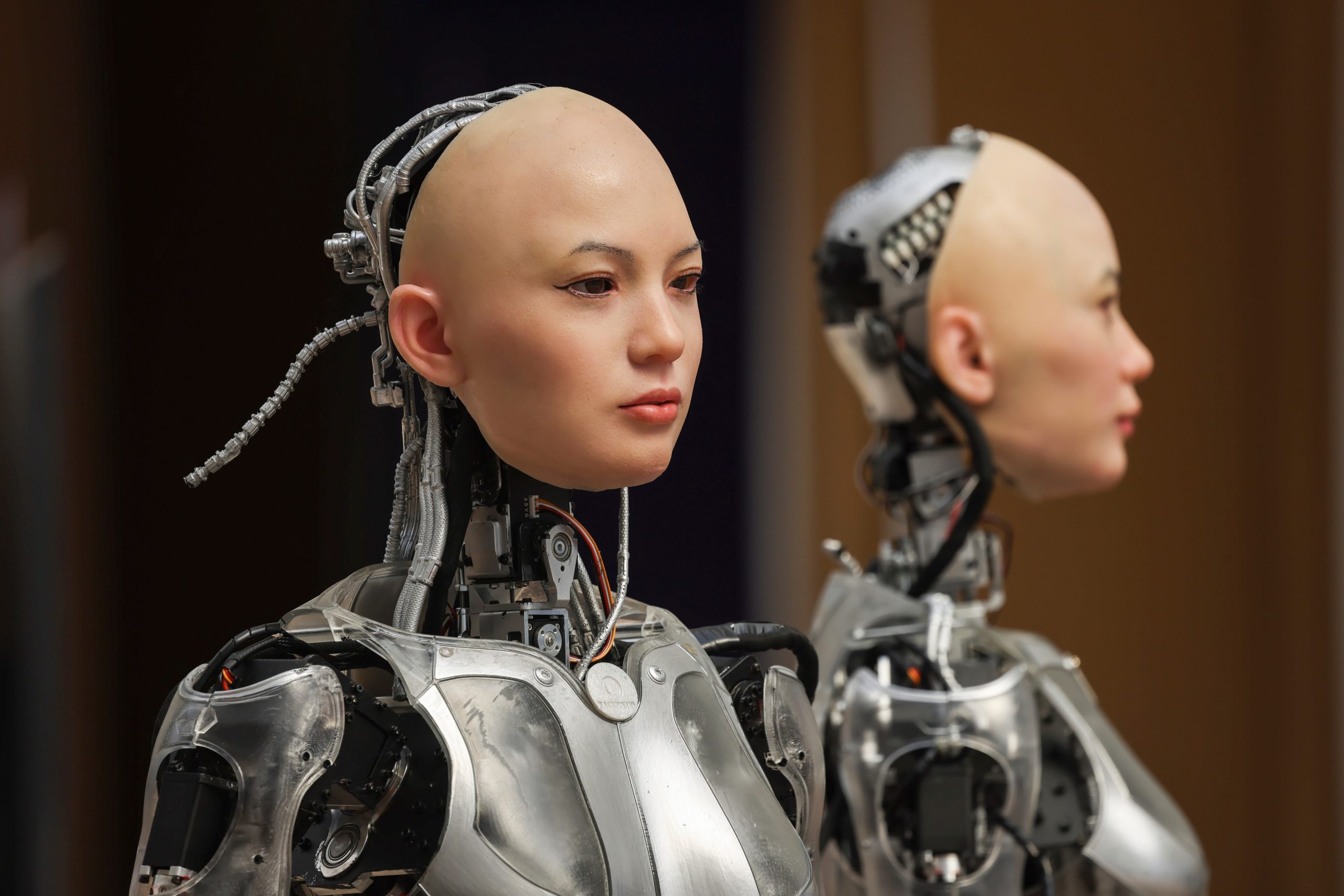 Čína se nespokojí s výrobou pokročilých robotů: společnost vyvinula hlavu, která gestikuluje jako člověk