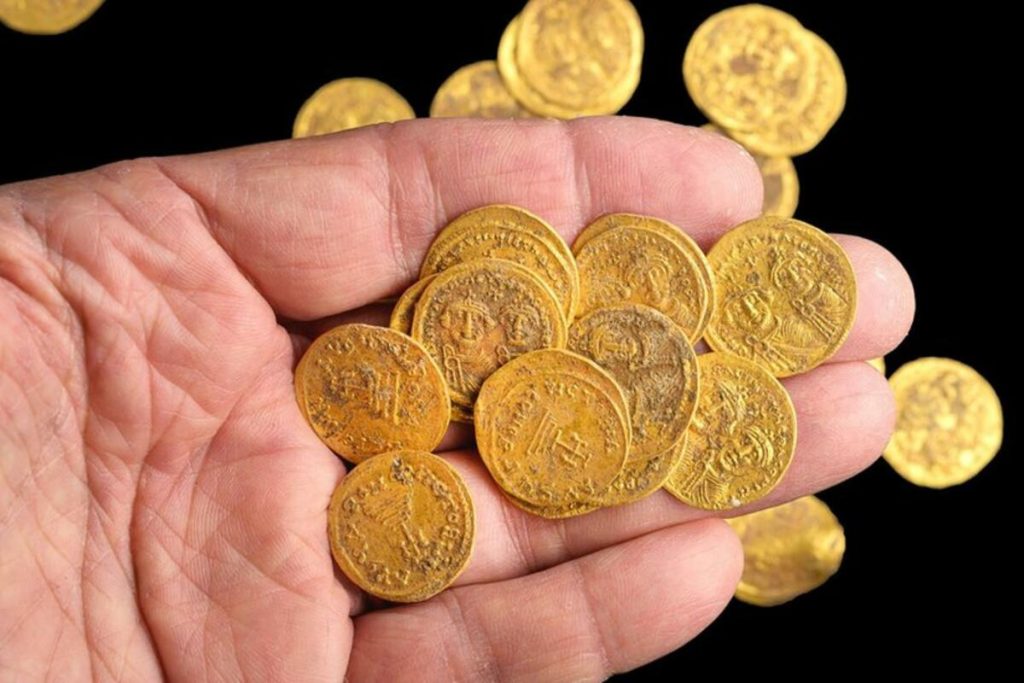 Na místě potopené španělské lodi u pobřeží Floridy byly nalezeny zlaté mince v hodnotě jednoho milionu dolarů.