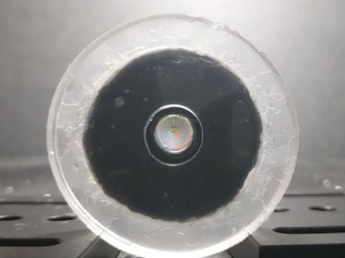 Byl vytvořen mimořádně účinný a měkký umělý oční šošovka, která se automaticky zaostřuje a nevyžaduje externí zdroj napájení.