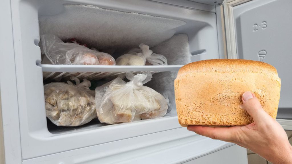 Žádné polyetylenové fólie ani polyetylenové sáčky: chytrý způsob balení chleba, aby zůstal čerstvý a měkký po několik dní.