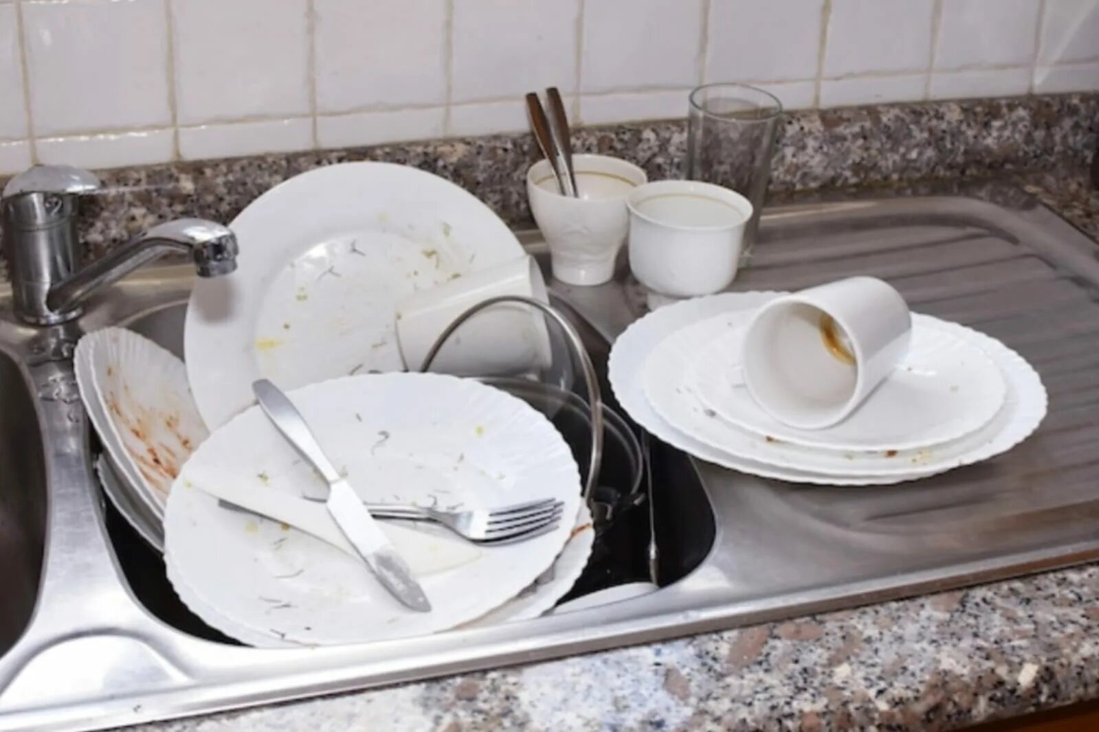 Jak rychle umýt hromadu nádobí po hostině: proč metoda „nejprve namazat“ opravdu funguje