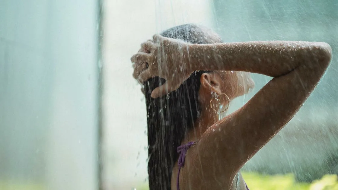 Nesprávné sprchování může mít vliv na vaši pokožku, vlasy a zdraví: jaké chyby dermatologové dělají nejčastěji?