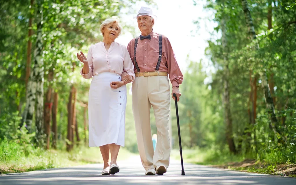 Všichni chodí na procházky, ale pro ty, kterým je přes 60, existuje lepší způsob, jak posílit nohy – procházka v parku.