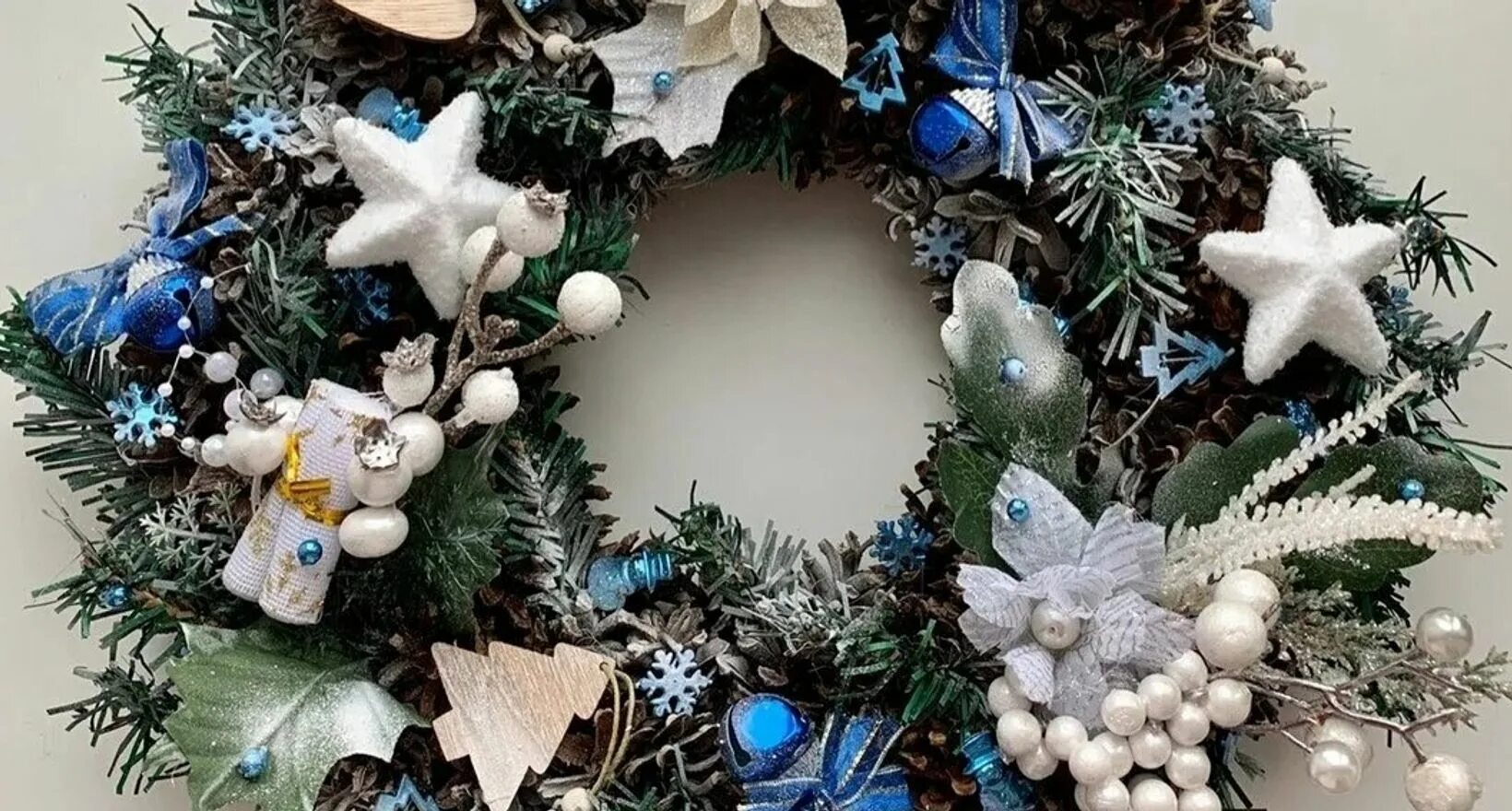 Vánoční věnce se nevisí na vstupní dveře: 7 příkladů, jak je lze umístit elegantně a originálně