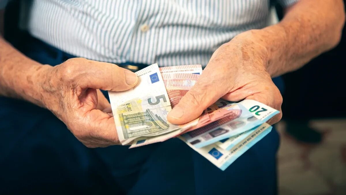 Důchodce bude muset vrátit 9465,15 eur Sociálnímu zabezpečení po obdržení důchodu, protože je registrován jako osoba samostatně výdělečně činná: soudy toto rozhodnutí podporují.