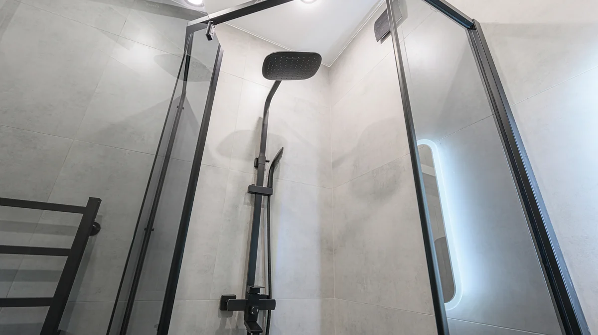 Ponořte jeden do vody a postříkejte sprchový kout. Je to nejlepší zbraň v boji proti vodnímu kameni