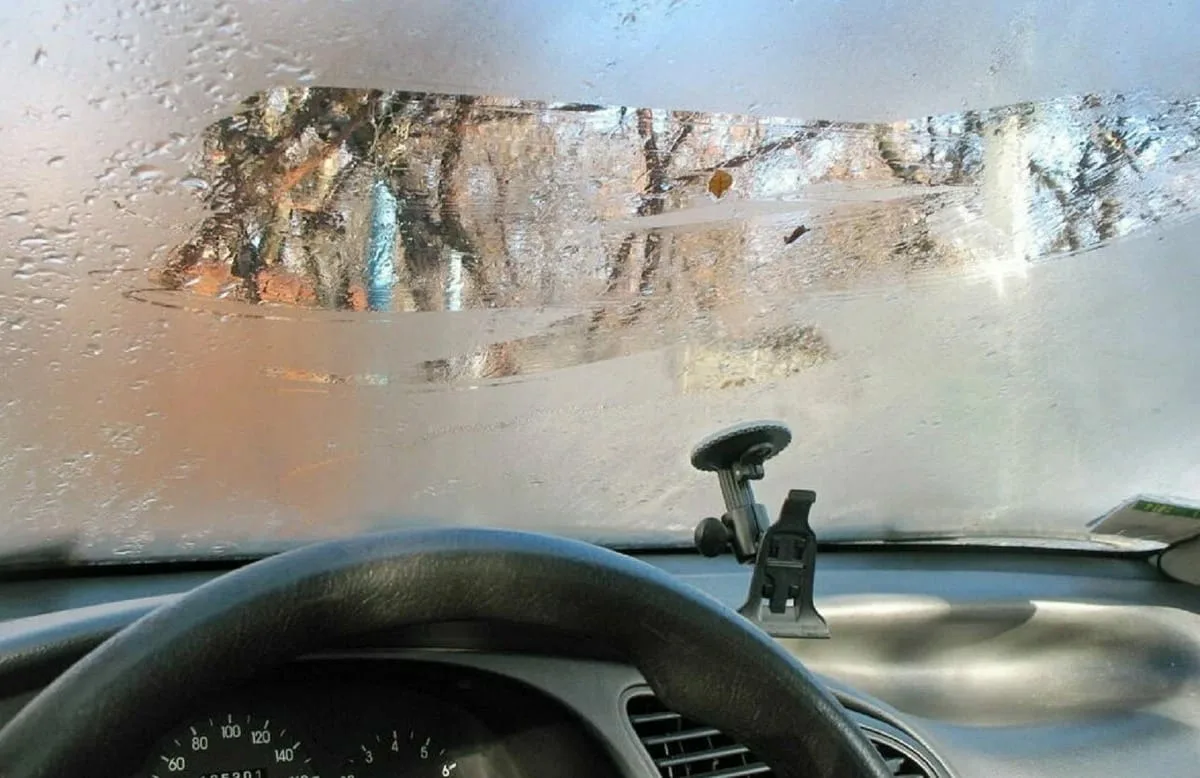 Umístění zátky od vína do interiéru automobilu: jednoduchý trik, který stále více řidičů používá, aby ušetřili peníze