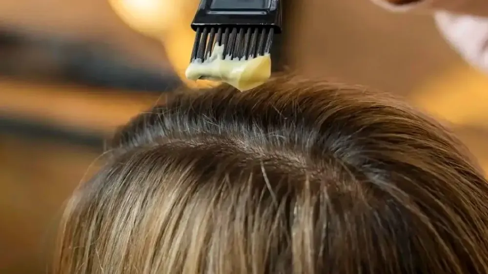 Už žádné barvy na vlasy: nový trend, který zakryje šediny a omladí vás o několik let