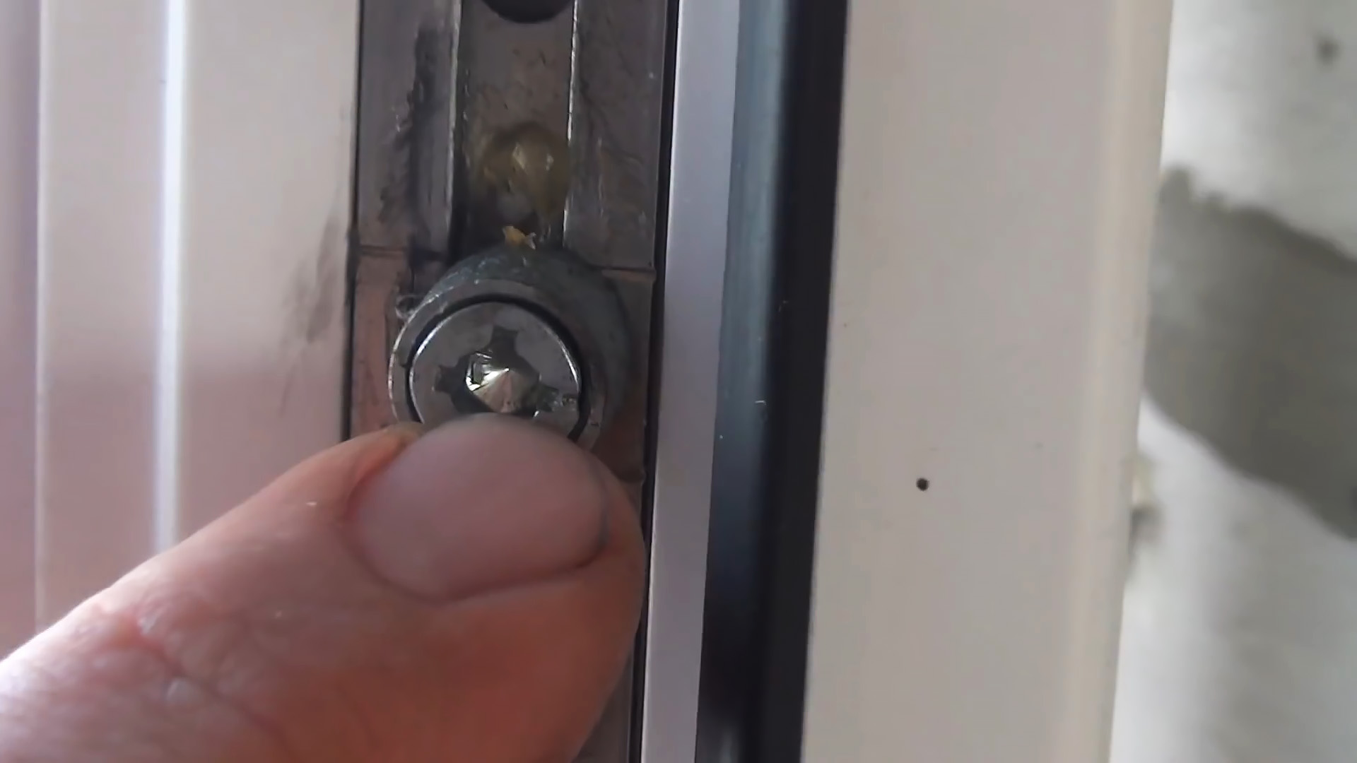 Profesionál prozradil tajemství: plastová okna mají „zimní režim“ – takto jej aktivujete jedním jednoduchým krokem