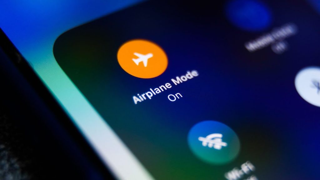 Využijte tento trik, abyste svůj mobilní telefon nabili mnohem rychleji: stačí stisknout tlačítko, které je na všech telefonech, a baterie se nabije na maximum v co nejkratším čase.