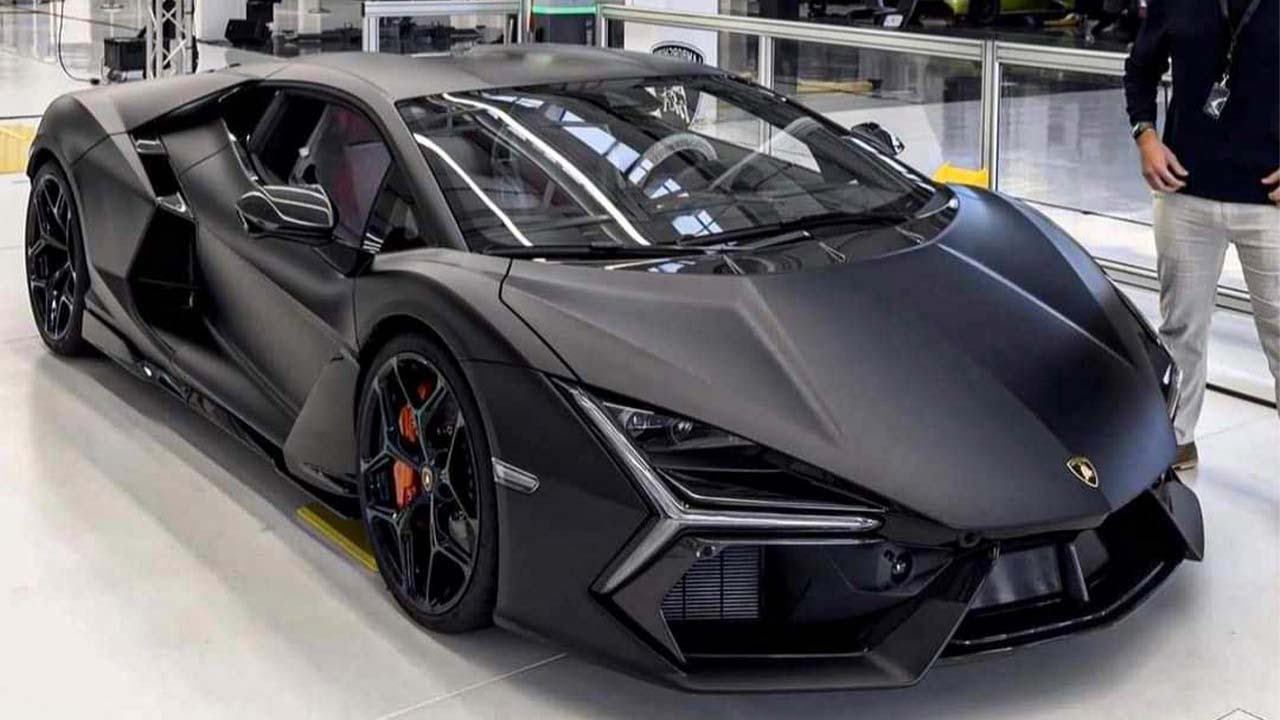 Nelegální závod rychlostí 230 km/h mezi Lamborghini a Ferrari skončil honičkou jako z filmu a třemi zatčenými