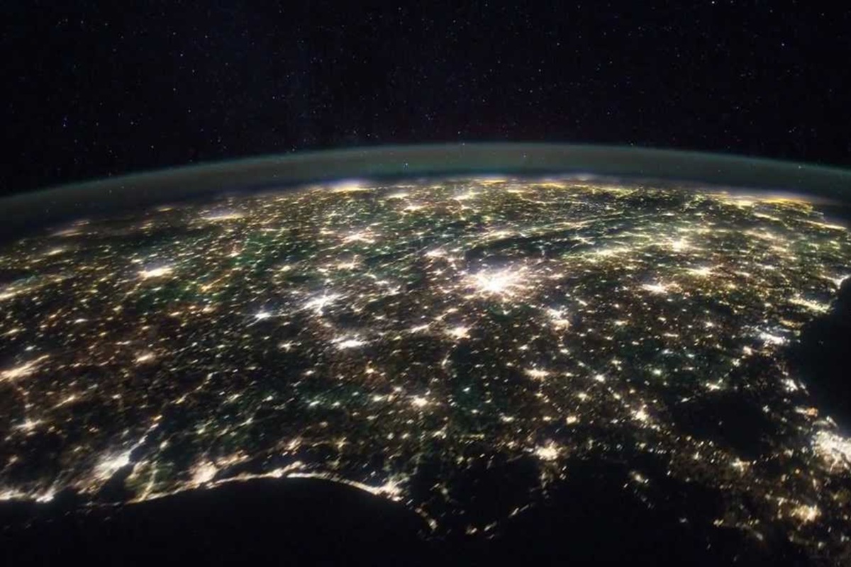 Postupně se astronauti stali svědky radikální proměny: města už nejsou žlutá.