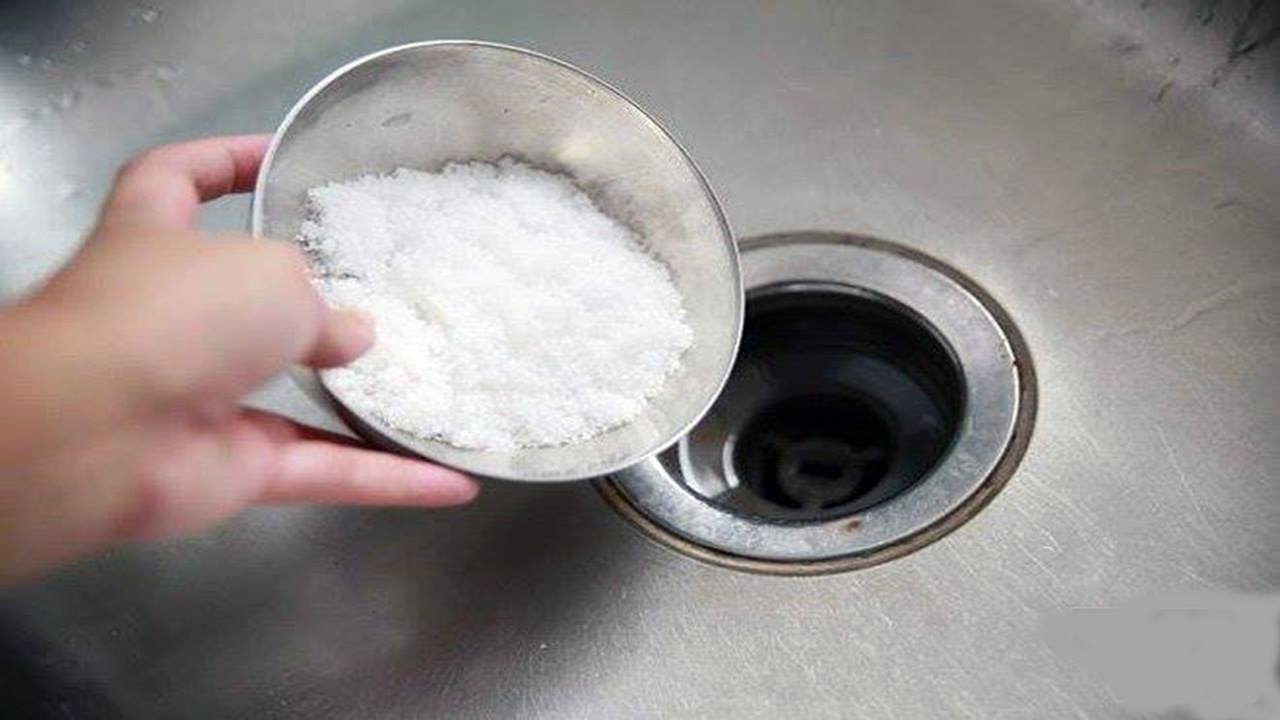 Tento domácí prostředek proti ucpání potrubí, který používají instalatéři, dokáže zázraky. Odtok skvěle „pohltí“ vodu a už se neucpává.