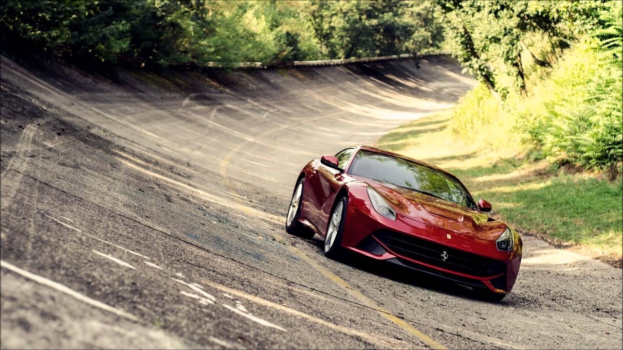 Nelegální závod rychlostí 230 km/h mezi Lamborghini a Ferrari skončil honičkou jako z filmu a třemi zatčenými