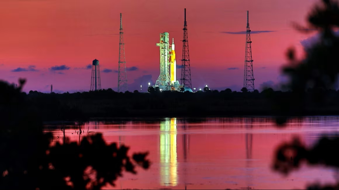 NASA se soustředí na misi k návratu na Měsíc, přestože 15 000 zaměstnanců je na dovolené a financování zůstává nejisté.