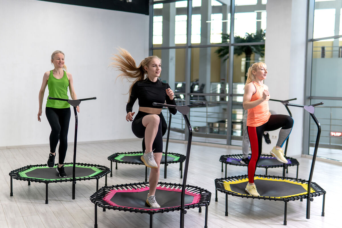 Cvičení, které spálí 800 kcal za hodinu a nezatěžuje klouby. Skákání ve fitness zóně je víc než jen skákání.