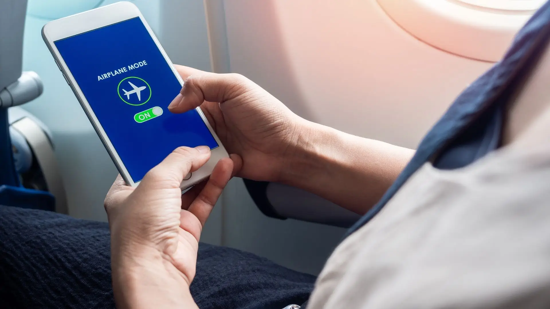 Má smysl zapínat režim letadlo při nabíjení mobilního telefonu?