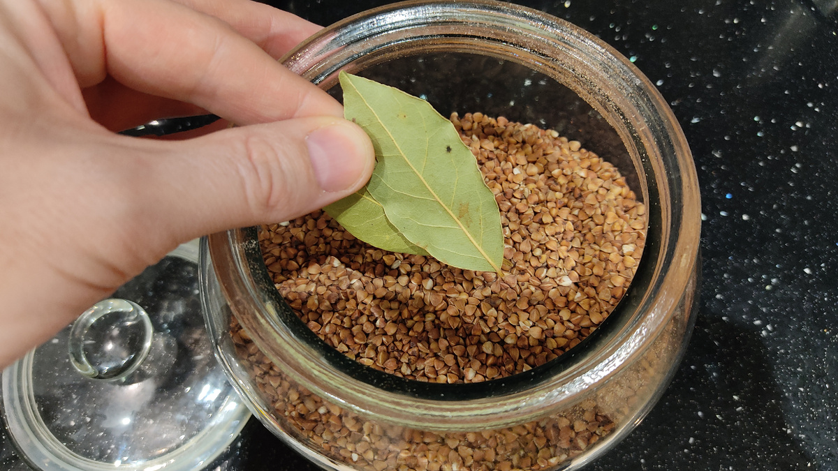 Jak chránit cereálie před červy v kuchyni: jednoduché použití bobkového listu