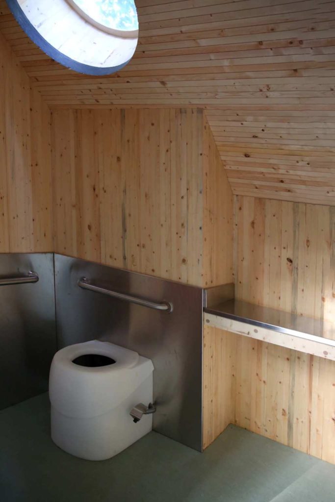 Kanadští vědci nainstalovali v botanické zahradě první bezvodou toaletu na světě, která funguje na houbách.
