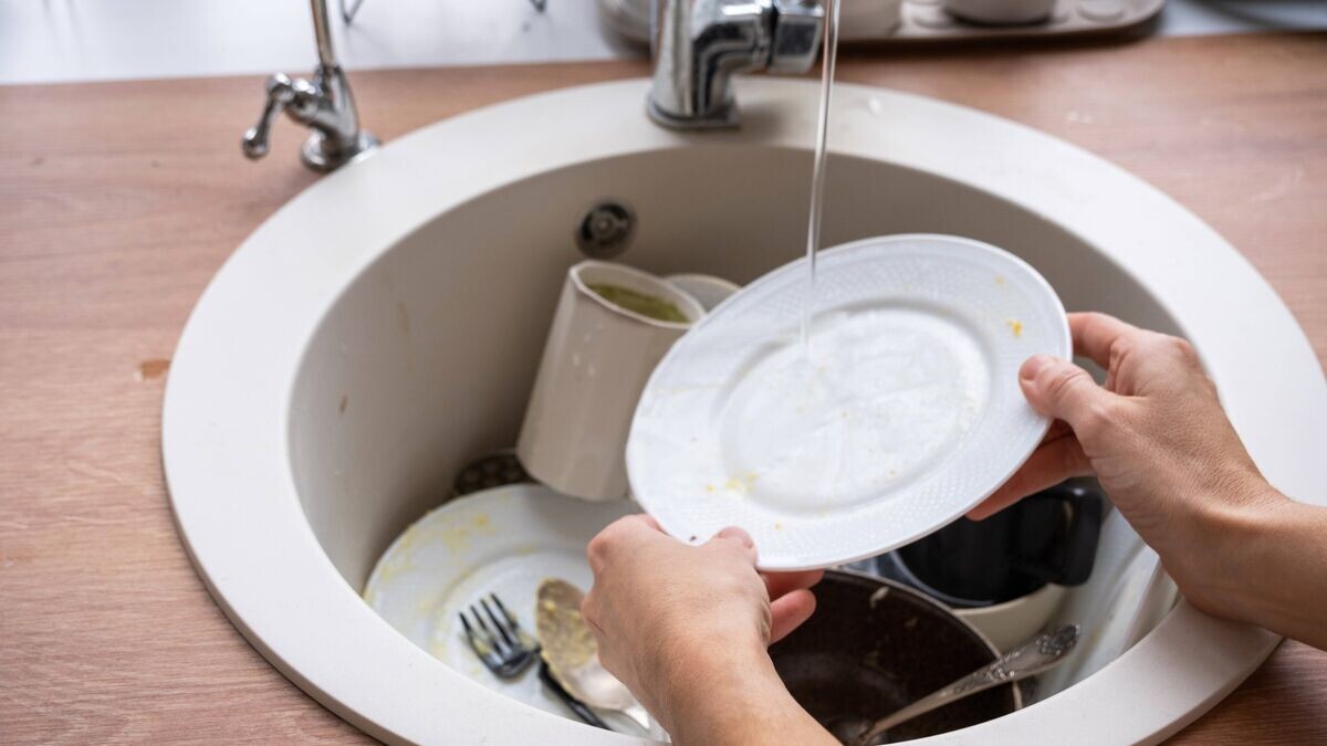 Jak rychle umýt hromadu nádobí po hostině: proč metoda „nejprve namazat“ opravdu funguje